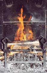 Agréable moment de détente dans le salon avec un feu de cheminée